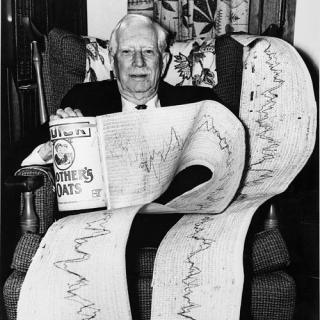 Charles Abbot en 1968, posando orgulloso con uno de sus registros de datos. Charles Abbot en 1968, posando orgulloso con uno de sus registros de datos.