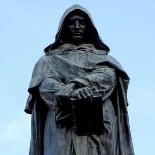 Estatua erigida en memoria de Giordano Bruno, en Roma.