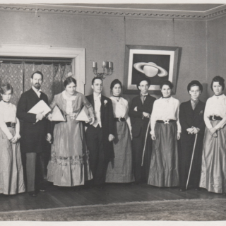 Henrietta, la sexta comenzando por la derecha, durante un representación teatral con sus compañeros y compañeras del Observatorio de Harvard en 1929. Crédito: Harvard College Observatory (HCO).