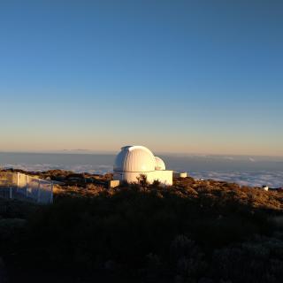 El telescopio ARTEMIS, en primer plano, y el telescopio IAC-80, al fondo, en el Observatorio del Teide, Tenerife. El telescopio ARTEMIS, en primer plano, y el telescopio IAC-80, al fondo, en el Observatorio del Teide, Tenerife.