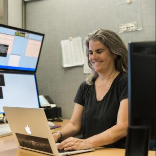 Andrea Ghez trabajando en su despacho de la Universidad de California