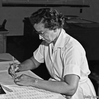  Katherine Johnson en su puesto de trabajo en el Centro de Investigación de Langley, en 1966. Crédito: NASA.