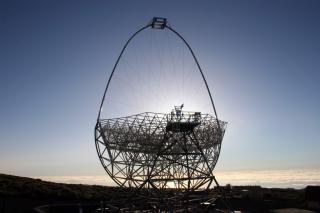 Telescopio Cherenkov MAGIC (Major Atmospheric Gamma Imaging Cherenkov Telescope), de 17 m de diámetro, para la observación de rayos gamma de alta energía y rayos cósmicos, situado en el Observatorio del Roque de los Muchachos, en la isla de La Palma. Crédito: Nik Szymanek / IAC. Fuente: http://www.iac.es/bia/imagenes.php?id_cat=11&id=45&img=282 Telescopio Cherenkov MAGIC (Major Atmospheric Gamma Imaging Cherenkov Telescope), de 17 m de diámetro, para la observación de rayos gamma de alta energía y rayos cósmicos, situado en el Observatorio del Roque de los Muchachos, en la isla de La Palma. Crédito: Nik Szymanek / IAC. Fuente: http://www.iac.es/bia/imagenes.php?id_cat=11&id=45&img=282