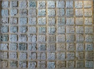 Panel con glifos mayas en el Museo de Sitio de Palenque (Chiapas, México). Foto: Carmen del Puerto. Panel con glifos mayas en el Museo de Sitio de Palenque (Chiapas, México). Foto: Carmen del Puerto.