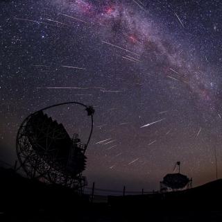 Los telescopios MAGIC en el Observatorio del Roque de los Muchachos (La Palma) bajo la lluvia de estrellas de las Perseidas en 2016. La imagen es el resultado de una exposición de 4,5 horas que capturó los meteoros cruzando el cielo. Los telescopios MAGIC en el Observatorio del Roque de los Muchachos (La Palma) bajo la lluvia de estrellas de las Perseidas en 2016. La imagen es el resultado de una exposición de 4,5 horas que capturó los meteoros cruzando el cielo.