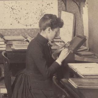 Williamina Fleming, descubridora de la primera enana blanca y la nebulosa de la Cabeza de Caballo, analizando placas fotográficas. (Crédito: Harvard College Observatory)