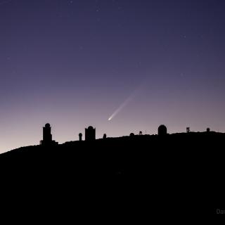 Imagen del cometa C/2023 A3 (Tsuchinshan–ATLAS) obtenida el amanecer del 26 de septiembre de 2024 con el perfil del Observatorio del Teide (IAC). (Canon 6D, 135 mm, 2.6 s e ISO 800) (Autor: Daniel López).