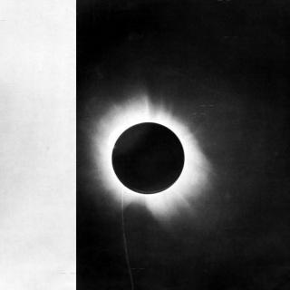 Negativo y positivo del eclipse de Sol de 1919, obtenido por Sir Arthur Eddington en la expedición para verificar si la luz procedente de las estrellas próximas a la corona solar era ligeramente desviada por el campo gravitatorio del Sol, de acuerdo con las predicciones de Einstein. Fuente: F. W. Dyson, A. S. Eddington, and C. Davidson, “A Determination of the Deflection of Light by the Sun’s Gravitational Field, from Observations Made at the Total Eclipse of May 29, 1919″ Philosophical Transactions of the Royal Society of London. Series A, Containing Papers of a Mathematical or Physical Character (1920): 291-333, on 332. Negativo y positivo del eclipse de Sol de 1919, obtenido por Sir Arthur Eddington en la expedición para verificar si la luz procedente de las estrellas próximas a la corona solar era ligeramente desviada por el campo gravitatorio del Sol, de acuerdo con las predicciones de Einstein. Fuente: F. W. Dyson, A. S. Eddington, and C. Davidson, “A Determination of the Deflection of Light by the Sun’s Gravitational Field, from Observations Made at the Total Eclipse of May 29, 1919″ Philosophical Transactions of the