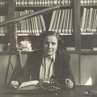 Antonia Ferrín en su despacho del Observatorio de Santiago de Compostela. Crédito: Consello da Cultura Galega. Antonia Ferrín en su despacho del Observatorio de Santiago de Compostela. Crédito: Consello da Cultura Galega.