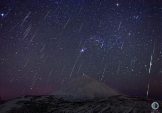 Esta imagen (17 de diciembre de 2013), APOD-NASA, es una composición de la lluvia de estrellas fugaces Gemínidas sobre el Teide (Tenerife, Islas Canarias) del año 2013. Se obtuvo a partir de imágenes tomadas entre las 4:40-07:00 UT del 14 de diciembre 2013, desde el Observatorio del Teide (Instituto de Astrofísica de Canarias, IAC), en el momento de la máxima actividad de las Gemínidas. Sobre el volcán aparece la constelación de Orión; a la izquierda se encuentra Sirio, la estrella más brillante del cielo. 