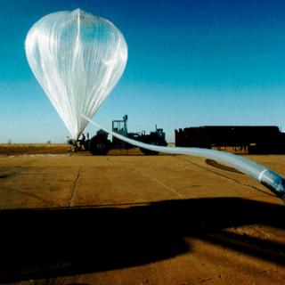 A la izquierda, logo de la CSBF (Columbia Scientific Ballon Facility) de la NASA, base para el lanzamiento a gran altitud de globos con fines científicos. A la derecha, inflando uno de esos globos. Créditos: NASA.