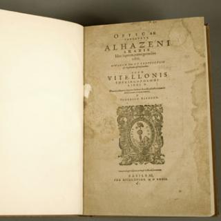 Portada del Libro séptimo del Tratado de Óptica de Ibn al-Haitham (Kitāb al-Manāẓir). (Fuente: The University of Chicago Library) Portada del Libro séptimo del Tratado de Óptica de Ibn al-Haitham (Kitāb al-Manāẓir). (Fuente: The University of Chicago Library)