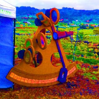 Imagen artística de la figura de un sextante junto a la carpa de la Agencia de Desarrollo Local, en la finca SAT San Gonzalo de Tegueste . Al fondo, los viñedos de Tegueste. Foto: IAC. Imagen artística de la figura de un sextante junto a la carpa de la Agencia de Desarrollo Local, en la finca SAT San Gonzalo de Tegueste . Al fondo, los viñedos de Tegueste. Foto: IAC.