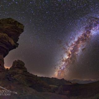 Milky Way and Stone Tree. Crédito: Daniel López / IAC.