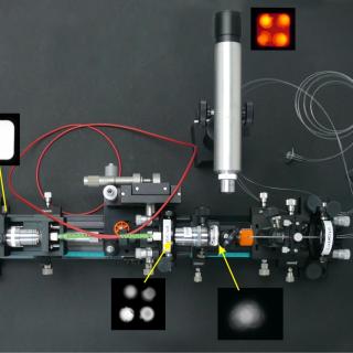 Montaje en el laboratorio para la caracterización de fibras ópticas. Vista de un montaje con varios componentes ópticos y fibras ópticas en una mesa de laboratorio