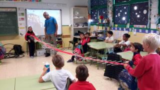 The ULL astrophysicist Antonio Eff-Darwich explaining the behavior of the waves. Credit: CEIP Alcalde Rafael Cedrés.