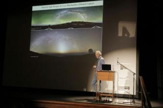 Sergio Ortolani, primer ponente del segundo bloque de la jornada mostrando imágenes del cielo de La Palma tomadas por el astrofotógrafo Daniel López. Crédito. Elena Mora (IAC).