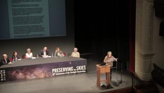 La escritora Elsa López, leyendo las Resoluciones adoptadas en el congreso “Preserving the Skies” durante la clausura, en el teatro Circo de Marte de Santa Cruz de La Palma. Foto: Elena Mora (IAC).