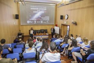 Inauguración del curso "Astronomy Adventure in the Canary Islands" en la sede central del IAC con Nayra Rodríguez Eugenio, astrofísica divulgadora del IAC, coordinadora del curso, además de ponente del mismo, y Rafael Rebolo, director del IAC. Crédito: Jo