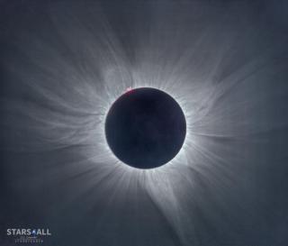 Imagen del Sol tomada desde Palu, Indonesia, el 9 de marzo de 2016. La corona es simétrica debido a que el Sol estaba en un periodo de gran actividad. También pueden observarse las “llamaradas” de la cromosfera. Crédito: J. C. Casado. 11823