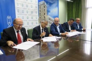 El director del IAC, Rafael Rebolo; el doctor Baruch Thomas Soifer, en representación del Observatorio Internacional del TMT; el presidente del Cabildo de La Palma, Anselmo Pestana, el alcalde de Puntagorda, Vicente Rodríguez; y el consejero de Planific
El director del IAC, Rafael Rebolo; el doctor Baruch Thomas Soifer, en representación del Observatorio Internacional del TMT; el presidente del Cabildo de La Palma, Anselmo Pestana, el alcalde de Puntagorda, Vicente Rodríguez; y el consejero de Planific
