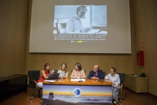 Presentación del proyecto "El regreso de Henrietta Leavitt. De la escuela a la carrera investigadora pasando por el teatro". De izquierda a derecha: Carmen del Puerto, Amaya Conde, Soledad Monzón, Rafael Rebolo y Helena Romero. Crédito: Elena Mora (IAC).