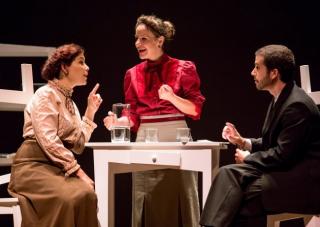 Los intérpretes (de izq. a dcha.) Sigrid Ojel, Débora Ávila y Daniel Sanginés en el ensayo general de la obra esta mañana en Tacoronte. Foto: Daniel López/IAC.