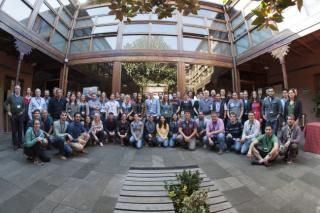 Asistentes a la XXIX Canary Islands Winter School of Astrophysics en el patio de la sede de la Universidad Nacional de Educación a Distancia (UNED) en La Laguna. Crédito: Miguel Ángel Briganty, SMM (IAC).