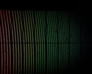 Esta colorida imagen muestra datos espectrales de la luz primera del instrumento ESPRESSO, instalado en el VLE (Very Large Telescope) de ESO, en Chile. La luz de una estrella ha sido dispersada en los colores que la componen. Esta visión ha sido coloreada 11878