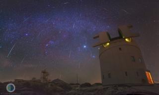 Gemínidas sobre el Observatorio del Teide. En primer plano se muestra el Telescopio OGS (ESA). Centrada en la imagen la constelación de Orión y el objeto más brillante es el Planeta Júpiter. Crédito: J.C. Casado (IAC).