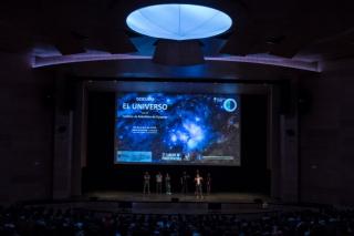 Imagen cedida por ACIISI. Asistentes a la charla "Descubre el Universo" celebrada en el Palacio de Formación y Congresos de Puerto del Rosario (Fuerteventura). En el escenario, de izquierda a derecha: Enric Pallé, José Alberto Rubiño, Casiana Muñoz-Tuñón,
