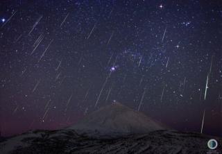 Imagen de la lluvia de estrellas fugaces Gemínidas sobre el volcán Teide (Tenerife, Islas Canarias) en diciembre de 2013. Crédito: J.C. Casado.
