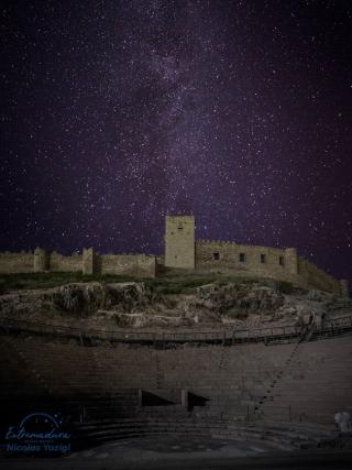 Anfiteatro romano de Medellín (Badajoz) con el castillo medieval al fondo. Crédito: Nicolas Yazigi. 11952