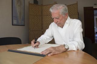 Mario Vargas Llosa, premio nobel de Literaura en 2010, escribe para el Libro de Honor del IAC. Crédito: Iván Jiménez (IAC). Mario Vargas Llosa, premio nobel de Literaura en 2010, escribe para el Libro de Honor del IAC. Crédito: Iván Jiménez (IAC).