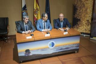 El ministro de Ciencia, Innovación y Universidades, Pedro Duque, acompañado del presidente del Gobierno de Canarias, Fernando Clavijo (izquierda) y del director del Instituto de Astrofísica de Canarias, Rafael Rebolo (derecha). Crédito: Inés Bonet (IAC). 11960