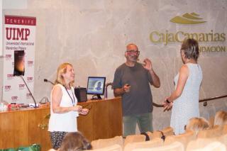 Antonio Eff-Darwich Peña durante su charla "Experiencias de un astrofísico metido a profesor" en el III Curso sobre Astronomía de la UIMP "Acércate al Cosmos" celebrado en el Espacio Cultural Caja Canarias en Santa Cruz de Tenerife. Crédito: Alberto Martí