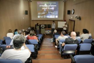 Presentación del curso por las directoras del mismo, Nayra Rodríguez Eugenio (IAC) y Rosa Dorán (NUCLIO), acompañadas de los ponentes y coorganizadores Steph Tszyka (NUCLIO) y Fraser Lewis (FTP, Cardiff University). Crédito: Inés Bonet (IAC).