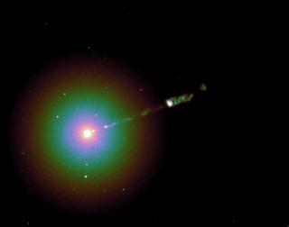 Imagen de M87 tomada con WFC3 del HST (2016) con el filtro F814W. Se aprecian diferentes nudos a lo largo de su jet, incluyendo el primer nudo HST-1. Crédito: ESA 11973