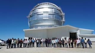Asistentes al primer Festival Hispanoamericano de Escritores en La Palma frente al Gran Telescopio Canarias (GTC). Crédito: Iván Jiménez (IAC). 11979