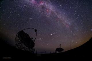 "Gamma-rays and Comet Dust" (Rayos Gamma y polvo de cometa). Crédito: Daniel López. Esta imagen, en la que se ven los telescopios MAGIC, en el Observatorio del Roque de los Muchachos (Garafía, La Palma), y la lluvia de estrellas de las Perseidas, fue sele 11982