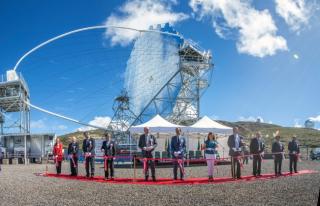 From left to right: Carmen Vela, Yeray Rodríguez, Takaaki Kajita, Masashi Haneda, Anselmo Pestana, Pedro Duque, Nieves Lady Barreto, Takeshi Nakajima, Rafael Rebolo, Masahiro Teshima y Federico Ferrini. Credit: Daniel López / IAC.