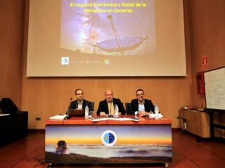 De izq. a dcha.: Juan José Díaz Hernández, Rafael Rebolo López y Anselmo Sosa Méndez durante la presentación del estudio "El Impacto Económico y Social de la Astrofísica en Canarias". Crédito: Iván Jiménez Montalvo (IAC). 