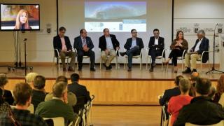 Mesa redonda “El valor del cielo de La Palma”. De izquierda a derecha: Antonia María Varela, Marc Balcells, Javier Díaz Castro, Christophe Dumas, Juan José Díaz, Anselmo Sosa, Alicia Vanoostende y Juan Carlos Pérez Arencibia. Crédito: Iván Jiménez Montalv