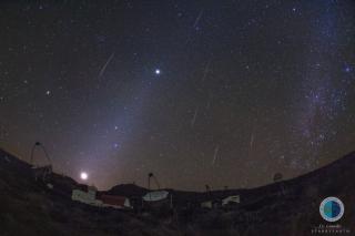 Meteoros gemínidas sobre los telescopios MAGIC (ORM, IAC) el 13 de diciembre de 2015. También son visibles los planetas Venus, Marte y Júpiter y la luz zodiacal. Crédito: J.C. Casado, IAC.
 