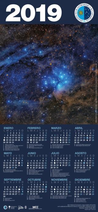 Calendario astronónico en formato póster ilustrado con una imagen de las Pléyades (M45), obtenida con el Astrógrafo STC (Sky Treasure Chest) de la Unidad de Comunicación y Cultura Científica (UC3) del IAC, ubicado en el Observatorio del Teide (Izaña, Tene