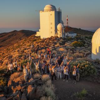 Asistentes al curso "Acércate al Cosmos" 2022 al atardecer con las torres solares al fondo Asistentes al curso "Acércate al Cosmos" 2022 al atardecer con las torres solares al fondo