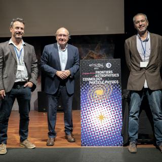 Los investigadores del IAC y organizadores de la presente edición de la Winter School Jorge Martin Camalich (izquierda) y Carlos Hernández-Monteagudo (derecha) con Rafael Rebolo, director del IAC (centro), en el Museo de la Ciencia y el Cosmos