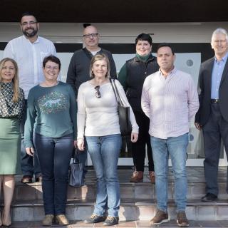 (De izquierda a derecha) Antonia María Varela, Antonio López González, Ana Rosa Mena, Ricardo Chico Marrero, Candelaria de la Rosa González, Eladia Mª López Lutzardo, Julián Rodríguez Pérez y Campbell Warden. Crédito: Inés Bonet (IAC)