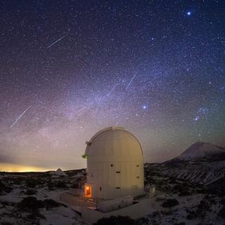 Image of several lines of Geminides observed from the Teide Observatory in the early morning of 14/12/2013. The telescope in the foreground is the OGS (ESA) and above the Teide is the constellation of Orion. Credit: J.C. Casado (StarryEarth). 