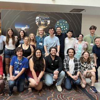Participantes del Programa de Verano para Estudiantes de la Alianza LSST Discovery 2025, celebrado en el marco del Taller Comunitario Rubin en Tucson (Arizona, EE. UU.). Daniel Cano Morales, estudiante de la ULL-IAC, aparece de pie, sexto por la izquierda Participantes del Programa de Verano para Estudiantes de la Alianza LSST Discovery 2025, celebrado en el marco del Taller Comunitario Rubin en Tucson (Arizona, EE. UU.). Daniel Cano Morales, estudiante de la ULL-IAC, aparece de pie, sexto por la izquierda